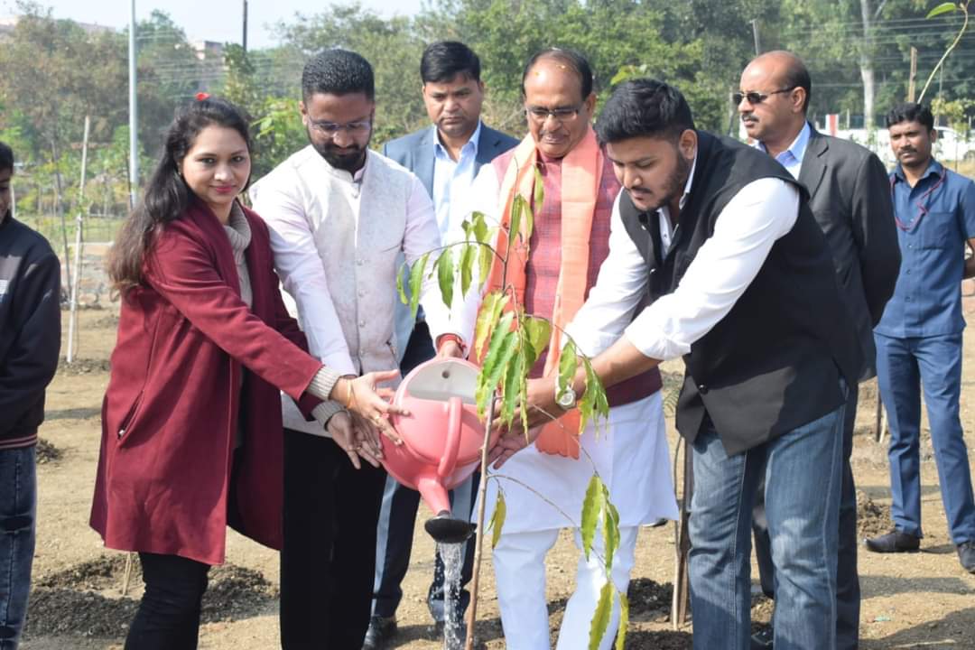 Environmental Responsibility in Action: Syed Faiz Ali’s Tree Plantation Initiatives with the Then Chief Minister of Madhya Pradesh