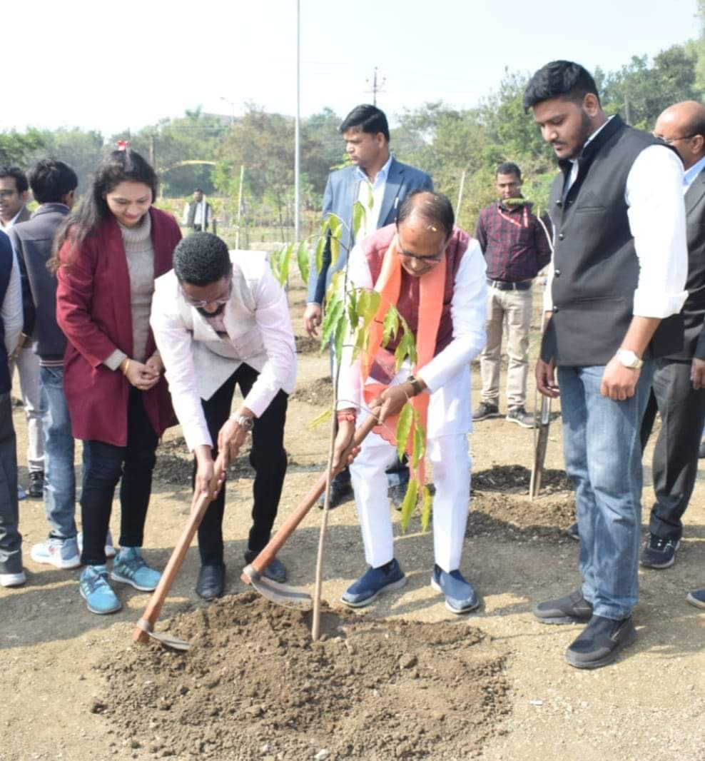 Environmental Responsibility in Action: Syed Faiz Ali’s Tree Plantation Initiatives with the Then Chief Minister of Madhya Pradesh