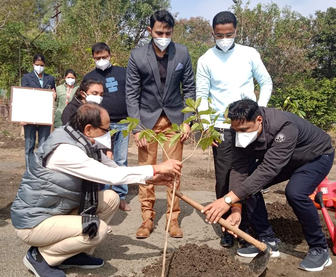 Environmental Responsibility in Action: Syed Faiz Ali’s Tree Plantation Initiatives with the Then Chief Minister of Madhya Pradesh photo 2