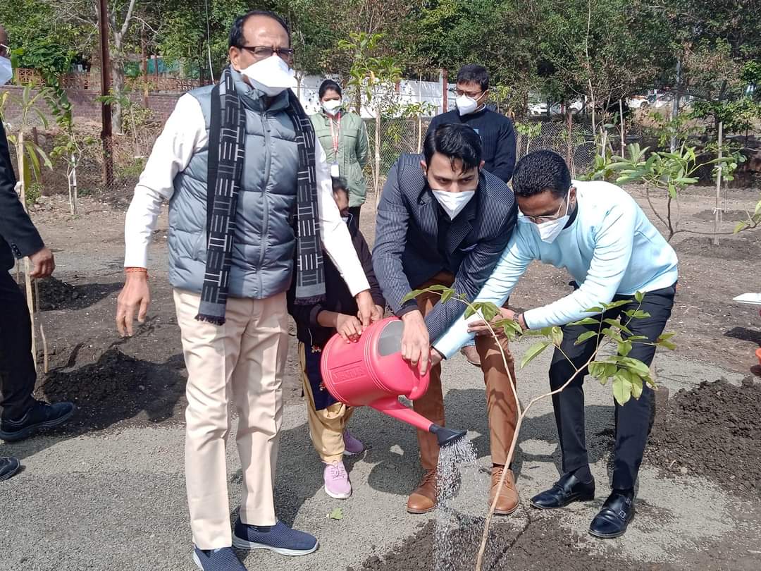 Environmental Responsibility in Action: Syed Faiz Ali’s Tree Plantation Initiatives with the Then Chief Minister of Madhya Pradesh photo 3